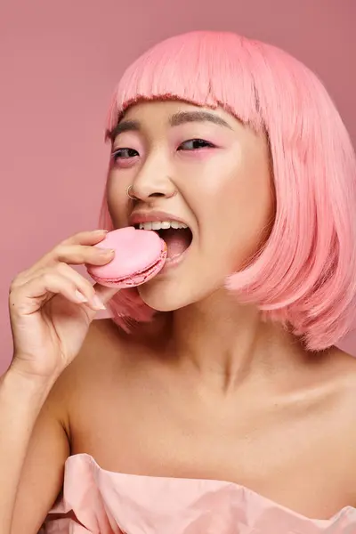 Игривая Азиатская Молодая Женщина Розовыми Волосами Улыбается Ест Макарон Ярком — стоковое фото