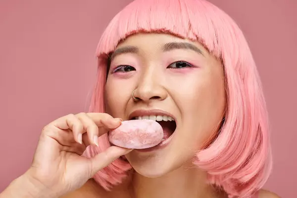Портрет Счастливой Азиатской Молодой Женщины Розовыми Волосами Поедающей Мочи Ярком — стоковое фото