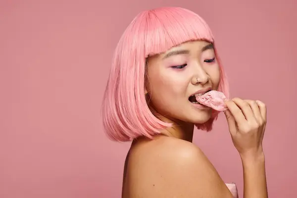 迷人的亚洲女人 20多岁 一头粉红的头发 背靠背地吃着莫奇 — 图库照片