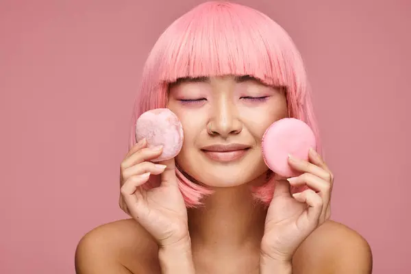 Feliz Mulher Asiática Com Cabelo Rosa Olhos Fechados Posando Com — Fotografia de Stock