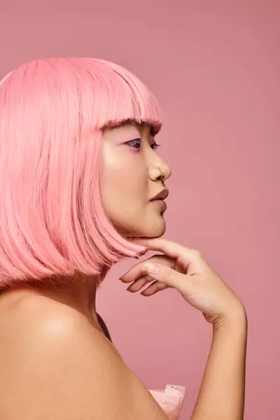 Профиль Милой Азиатской Женщины Розовыми Волосами Пирсингом Носа Касательно Подбородка — стоковое фото