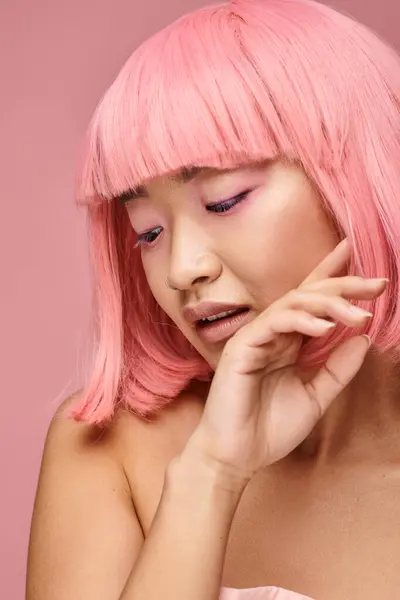 Красивая Молодая Женщина Розовыми Волосами Прикасающаяся Подбородку Глядящая Вниз Ярком — стоковое фото