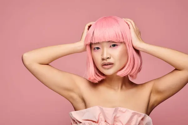 有魅力的亚洲女人 一头粉红的头发 头戴双手 头戴充满活力的背景 神气十足 — 图库照片