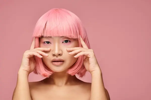 有魅力的亚洲年轻女子 一头粉红的头发 双手在生机勃勃的背景下摆姿势 — 图库照片