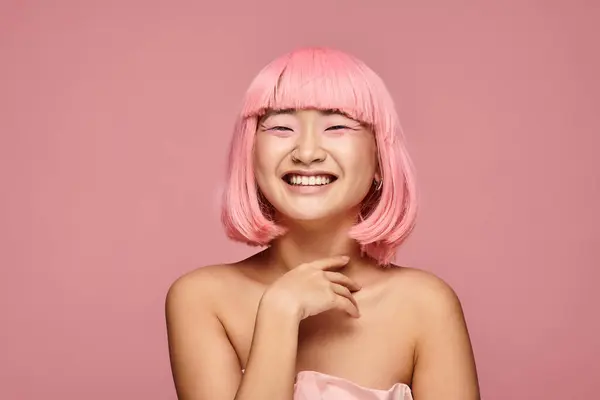 Pembe Saçlı Makyajlı Mutlu Asyalı Genç Bir Kadın — Stok fotoğraf