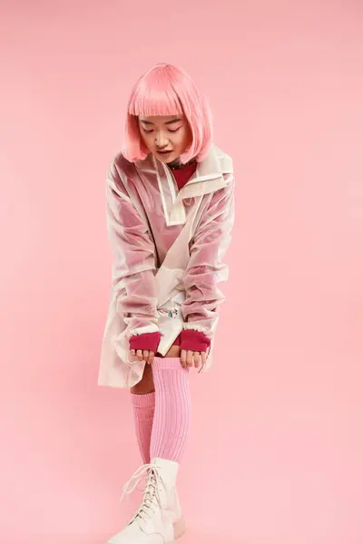 Krásná Asijská Dívka Růžovými Vlasy Stylovém Oblečení Úpravy Punčochy Pulzujícím — Stock fotografie