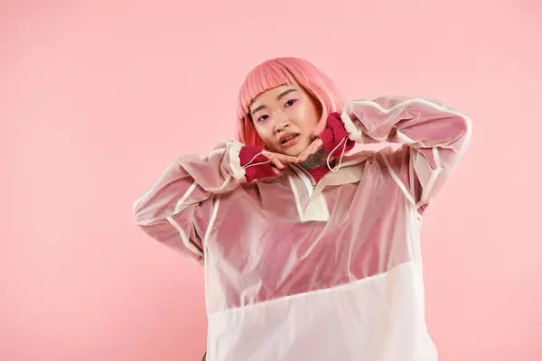 Прекрасная Азиатская Молодая Женщина Розовыми Волосами Позирует Руками Голове Ярком — стоковое фото