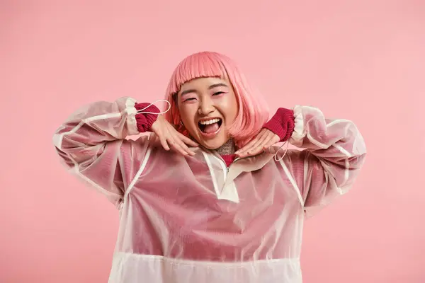 20多岁的漂亮亚洲女人 一头粉红的头发 化着浓妆艳抹的笑脸 双手插在充满活力的背景上 — 图库照片