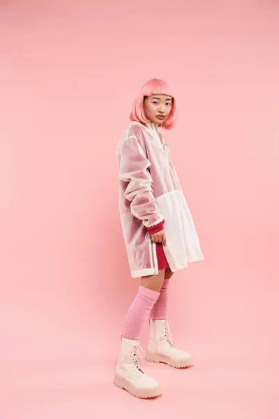 Очаровательная Азиатская Молодая Женщина Розовыми Волосами Стильном Наряде Позирует Боком — стоковое фото