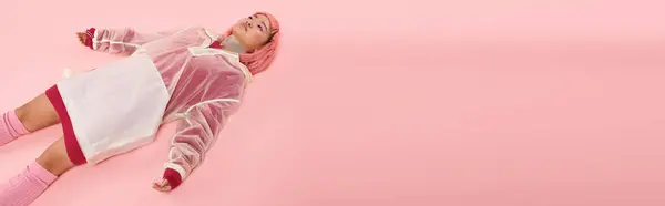 Знамя Молодой Женщины Серебряным Ожерельем Розовыми Волосами Макияжем Лежащих Ярком — стоковое фото