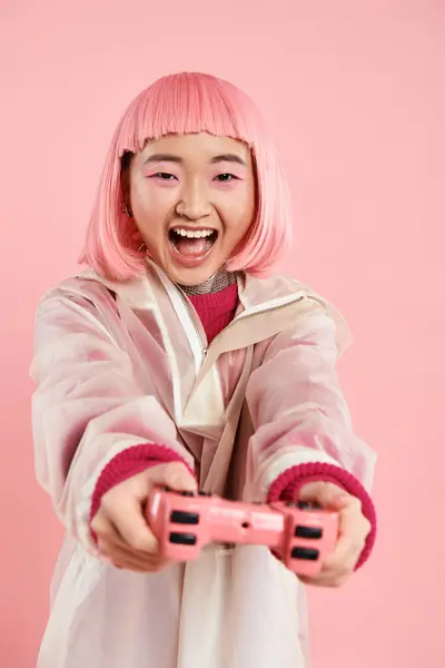 20多岁的可爱的亚洲女人 穿着时髦的衣服 快乐地在充满活力的背景下玩操纵杆游戏 — 图库照片
