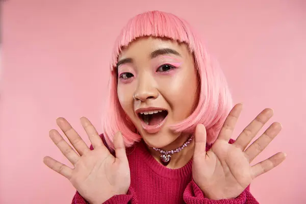 20多岁的可爱的亚洲女孩 一头粉红的头发 双手插在生机勃勃的背景上表达爱慕之情 — 图库照片