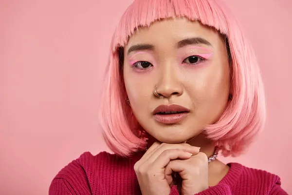 20多岁的亚洲女人 粉红的妆容 双手交叉 背景充满活力 — 图库照片
