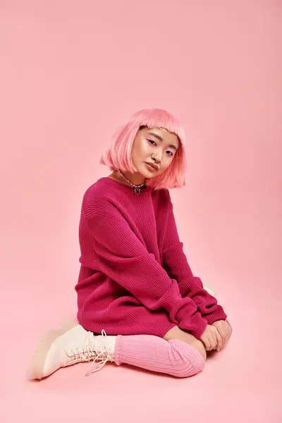 年轻的亚洲女人 粉色的头发 穿着大毛衣 背景充满活力 — 图库照片