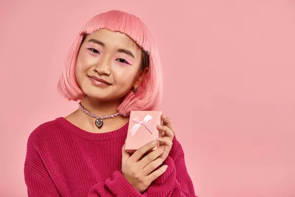 Красивая Азиатская Женщина Возрасте Лет Позирует Розовым Подарком Ярком Фоне — стоковое фото