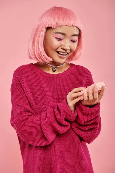 Fröhliche Asiatische Junge Frau Auf Der Suche Nach Geschenken Mit — Stockfoto