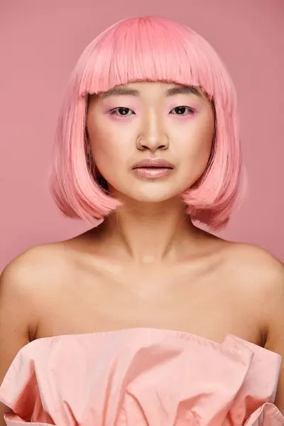 有魅力的亚洲年轻女子 有着粉色的头发和粉红的妆容 在充满活力的背景下拍照 — 图库照片