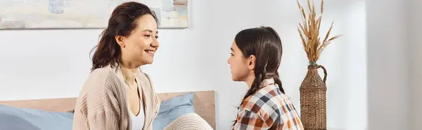 Una Madre Hija Teniendo Una Discusión Sincera Cálido Acogedor Dormitorio — Foto de Stock