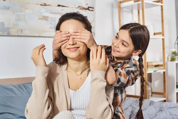 Girl Covering Eyes Her Mother Sharing Playful Moment Together Home — Stock Photo, Image