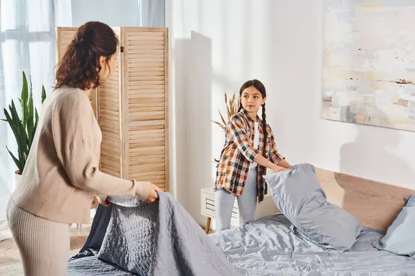 一个女人和她的女儿站在一个舒适的卧室里的床旁边 共度着一段温馨的时光 — 图库照片