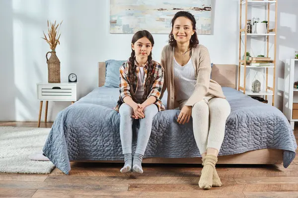 Mutter Und Tochter Genießen Die Zeit Sitzen Auf Einem Bett — Stockfoto
