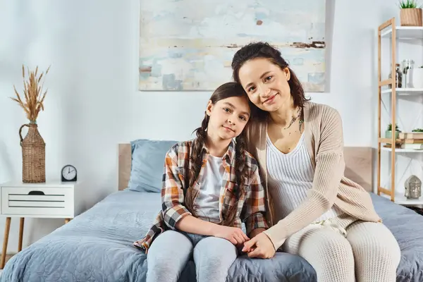 一个女人和一个孩子坐在床上 在舒适的家庭环境中共度美好时光 — 图库照片