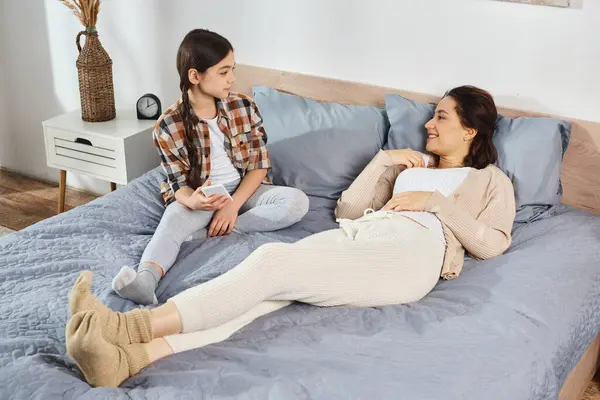Mother Daughter Sitting Bed Engrossed Conversation Creating Bond Quality Time — Stock Photo, Image
