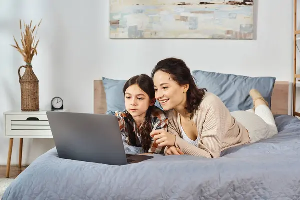 Anne Kızı Dizüstü Bilgisayar Ekranına Sarılmış Bir Şekilde Bir Yatakta — Stok fotoğraf