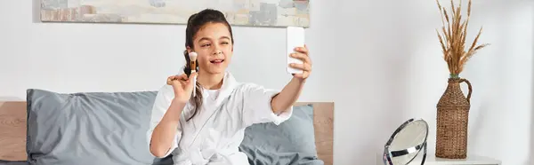 Beyaz Bornozlu Esmer Bir Kız Elinde Cep Telefonu Olan Bir — Stok fotoğraf
