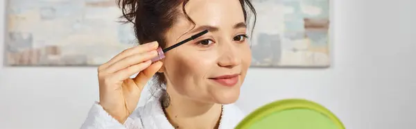 Eine Brünette Frau Trägt Ihre Wimpern Zart Mit Mascara Auf — Stockfoto