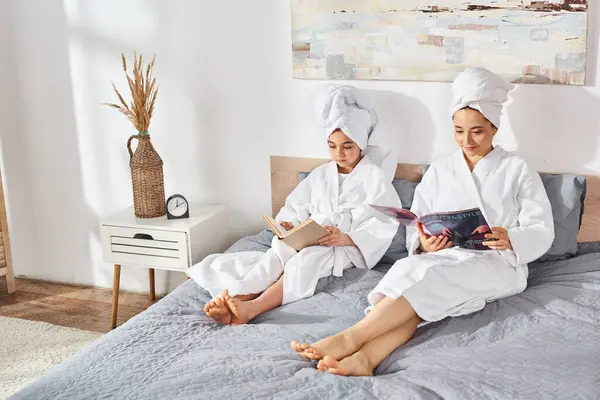 Brunette Mother Daughter White Bath Robes Sit Together Bed Reading — Stock Photo, Image