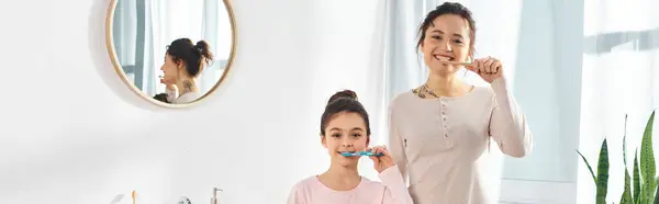 Brunetka Jej Nastoletnia Córka Zajmują Się Poranną Rutyną Myjąc Zęby — Zdjęcie stockowe