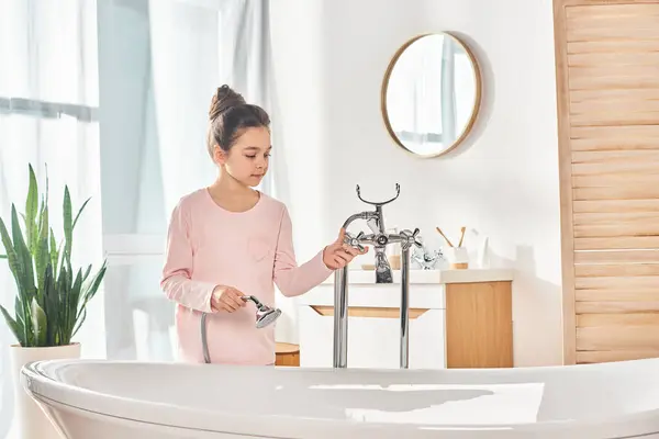 Brunetka Dívka Luxuje Vaně Pilně Myje Ruce Moderní Koupelně — Stock fotografie