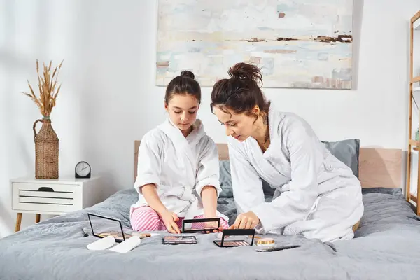 Two Women Brunette Mother Her Preteen Daughter Sitting Bed Looking — Stock Photo, Image