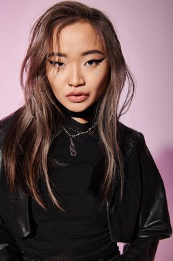 Leylak arka planına karşı ağır makyajlı çekici Asyalı genç kadın portresi