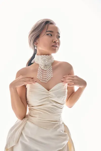 Séduisante Femme Asiatique Avec Coiffure Élégante Regardant Vers Côté Touchant — Photo