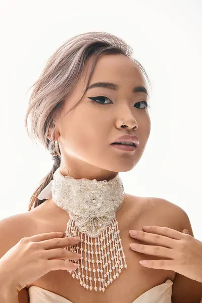 Zarif Asyalı Genç Kadın Zarif Saç Stiliyle Yakasına Elleriyle Dokunuyor — Stok fotoğraf