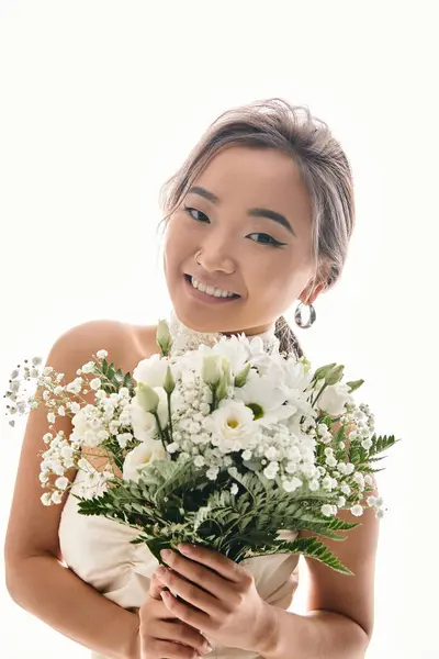 笑容可亲的亚洲年轻女子 带着淡淡的白花在镜头前拍照 — 图库照片
