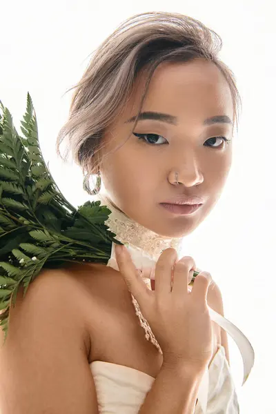 肩の白い花の花束を保持するエレガントなメイクで魅力的なアジアの女性の肖像画 — ストック写真