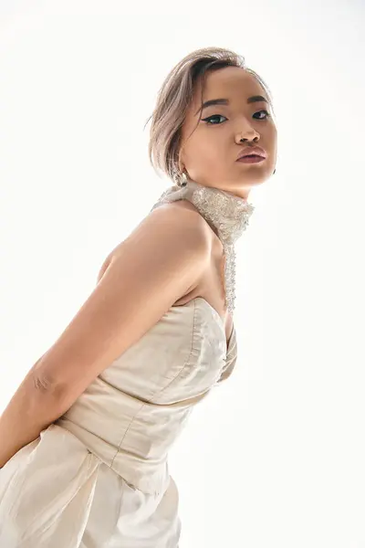 Hermosa Mujer Joven Collar Blanco Pie Lado Inclinándose Hacia Adelante — Foto de Stock