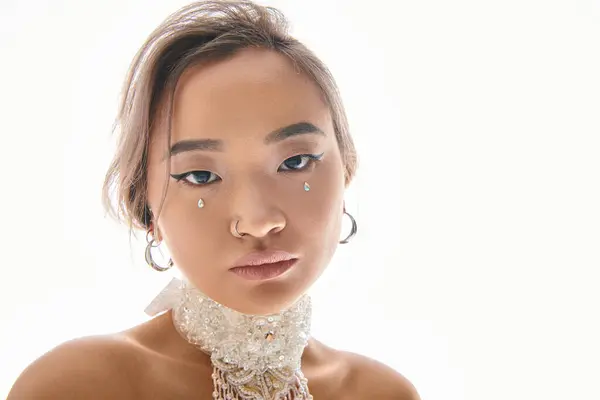 Schöne Asiatische Braut Ihren 20Ern Selbstbewusst Vor Der Kamera Vor — Stockfoto