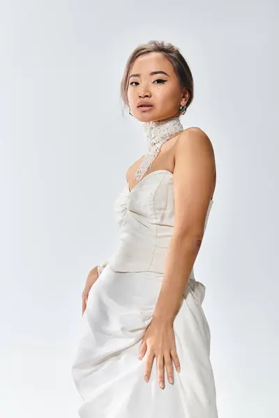 Encantador Asiático Joven Mujer Blanco Elegante Vestido Confiado Posando Sobre — Foto de Stock