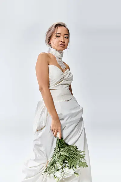 Encantadora Mujer Joven Asiática Traje Elegante Blanco Posando Con Ramo — Foto de Stock