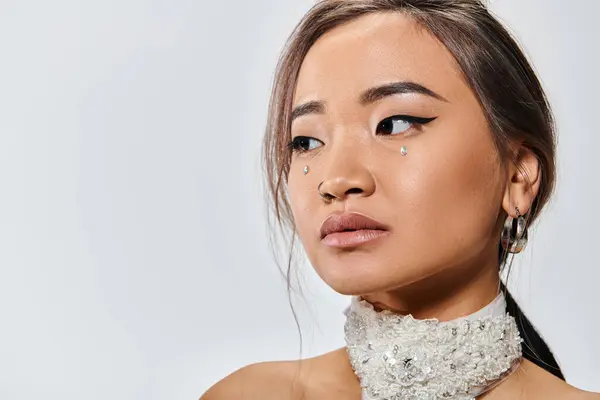 Uroczy Azji Kobieta Jej 20S Elegancki Makijaż Patrząc Bok Jasnym — Zdjęcie stockowe