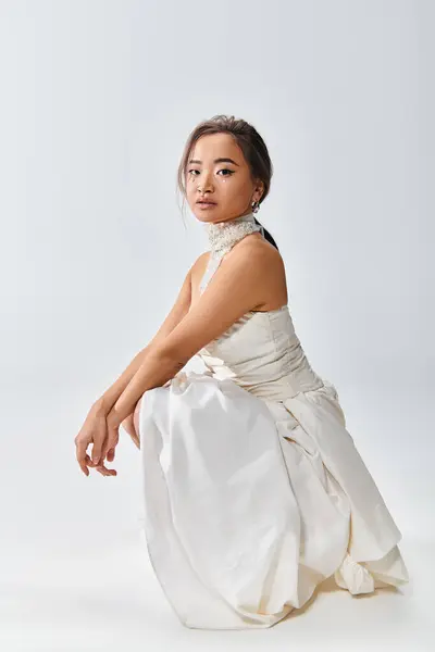 Verführerische Asiatische Braut Weißem Stylischem Kleid Vor Hellem Hintergrund Geduckt — Stockfoto
