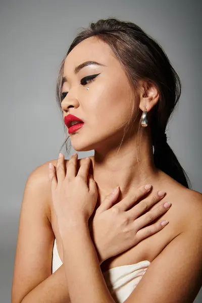 Atractivo Asiático Joven Mujer Con Rojo Labios Cubierta Escote Contra — Foto de Stock