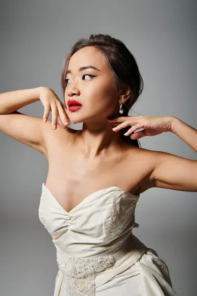Güzel Asyalı Genç Gelin Gri Arka Plana Karşı Elleri Ile — Stok fotoğraf
