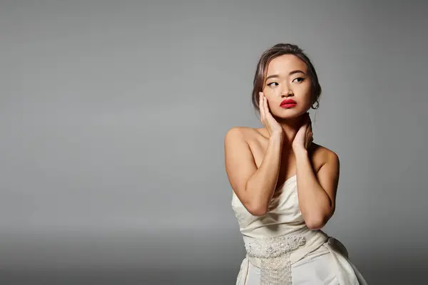 Atrakcyjna Azji Młoda Kobieta Czerwonymi Ustami Patrząc Bok Przytulanie Szyi — Zdjęcie stockowe