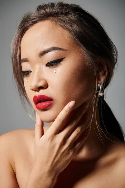 Yaşlarda Çekici Asyalı Bir Kadının Portresi Gri Arka Planda Elleri — Stok fotoğraf