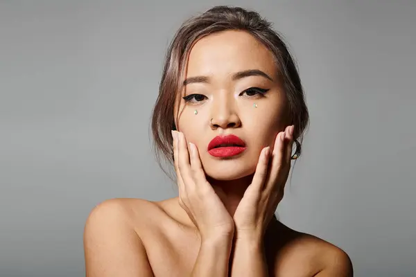 Asyalı Genç Bir Kadının Portresi Kameraya Bakıyor Elleri Gri Arkaplanda — Stok fotoğraf